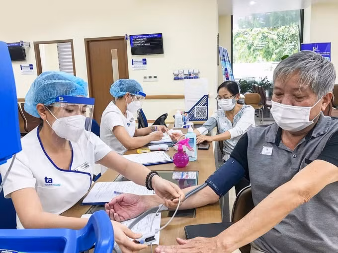 nhom nguoi nguy co cao co the ngan ngua covid 19 chi sau vai gio hinh 2