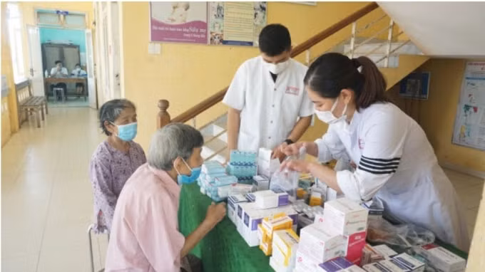 42 y bac sy benh vien tw hue kham benh va cap thuoc mien phi cho nguoi dan hinh 2