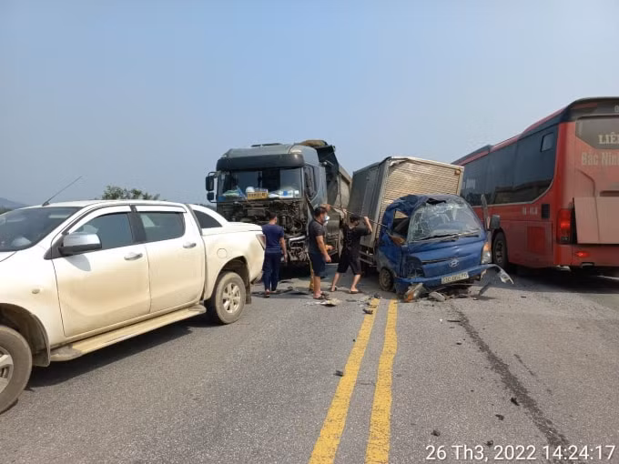 hang loat o to tong nhau tren cao toc noi bai lao cai hinh 1