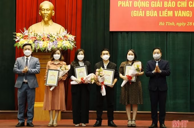 ha tinh phat dong giai bua liem vang va giai bao chi viet ve guong nguoi tot viec tot nam 2022 hinh 2