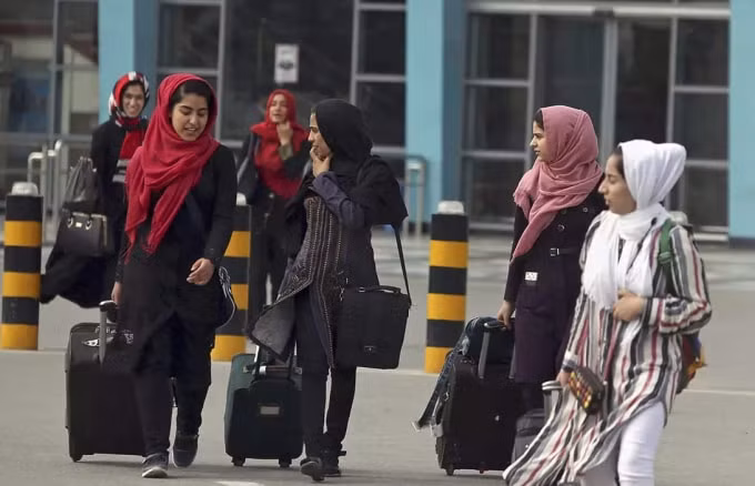 taliban cam phu nu afghanistan di may bay ma khong co nam gioi di kem hinh 1
