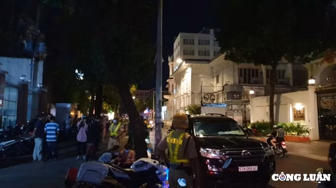 hinh anh cong an co mat tai nha rieng thuc hien lenh bat ba nguyen phuong hang hinh 6
