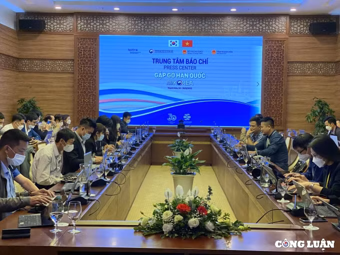 hon 60 phong vien nha bao dua tin tai hoi nghi gap go thanh hoa han quoc hinh 1
