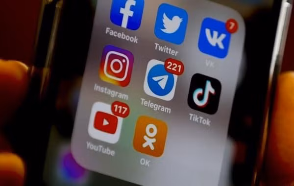 nga dan mac cuc doan doi voi facebook va instagram hinh 1