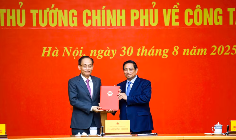 Thủ tướng Phạm Minh Chính trao quyết định giao quyền Bộ trưởng Bộ Ngoại giao- Ảnh 1.