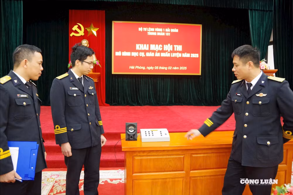 Thượng úy Nguyễn Văn Cường (đứng giữa) tham gia Hội thi sáng kiến, cải tiến kỹ thuật năm 2025 tại Trung đoàn 151, Vùng 1 Hải quân.