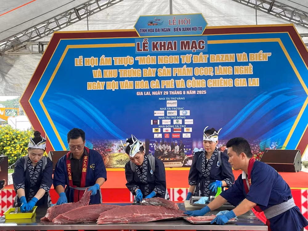  Ấn tượng màn trình diễn phi lê cá ngừ tại lễ hội “Tinh hoa Đại ngàn – Biển xanh hội tụ”