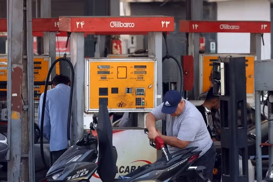 Xăng tăng giá, người dân Iran mắc kẹt trong vòng xoáy nghèo khó