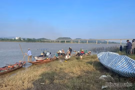 Tìm kiếm hai vợ chồng mất tích trên sông Lam