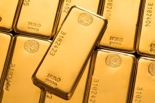 Giá vàng giữ vững mốc 4.000 USD, bạc chịu áp lực giảm