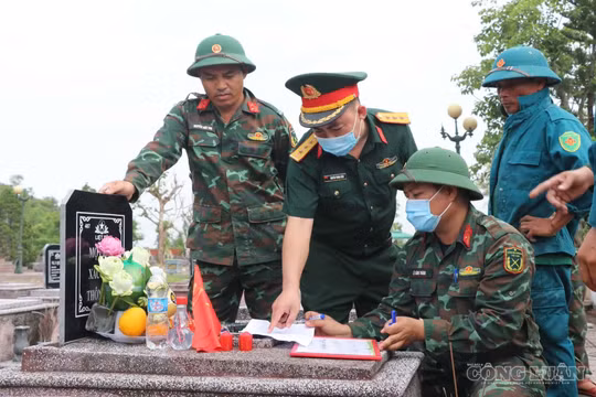 Lấy mẫu sinh phẩm hài cốt để thắp lên hi vọng “trả lại tên” cho liệt sỹ