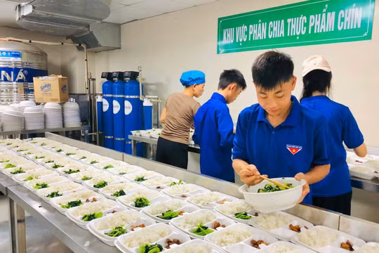 Những suất cơm đong đầy tình cảm tiếp sức sĩ tử “vượt vũ môn”