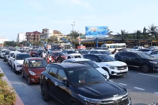 Chủ bãi xe ở Cửa Lò bị phạt vì thu tiền cao hơn giá niêm yết