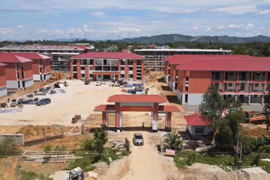 Công nhân bám công trường làm xuyên lễ vì ngày khai giảng của học sinh vùng cao