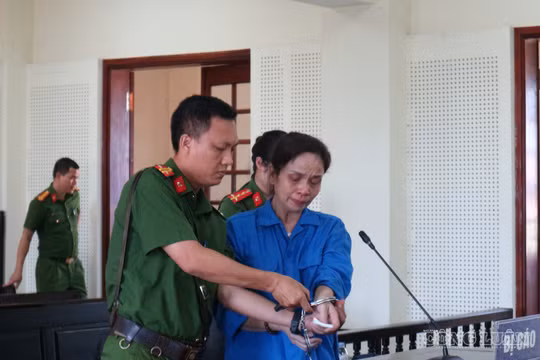 Vợ “nối gót” chồng vào tù vì buôn ma túy