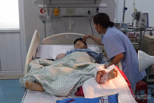 Ghép tạm tay vào chân bé trai lớp 3 bị cổng chào đè sập