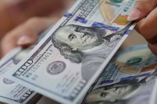 Khi cả thế giới 'ôm' USD quá chặt