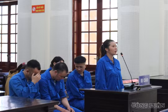 Nhóm “nam thanh, nữ tú” cùng bay lắc trong quán karaoke