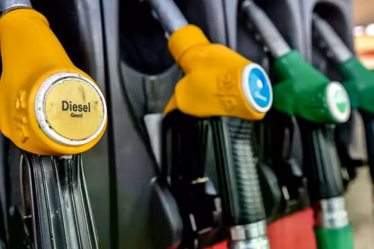 G7 đồng ý giải phóng 100 triệu thùng dầu, giá diesel giảm mạnh