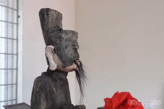 Giải mã pho tượng gỗ hình người dạt vào bãi biển