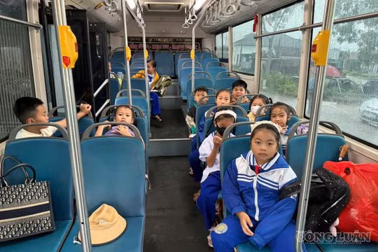 Tổ chức xe đưa đón học sinh sau khi phụ huynh phản đối sáp nhập điểm trường