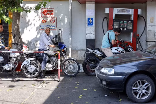 Iran tăng giá xăng, chiến tranh bắt đầu ‘bào mòn’ túi tiền người dân