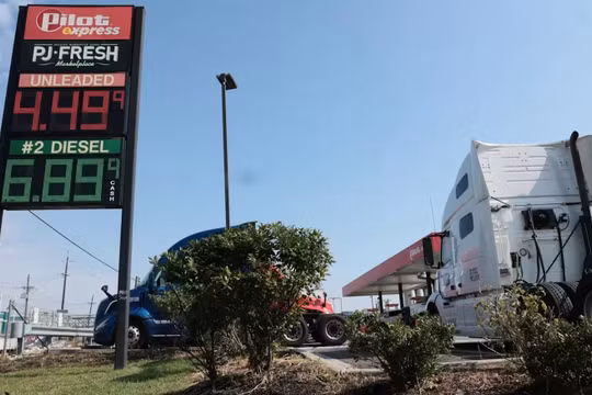 Giá dầu diesel Mỹ leo thang khi Washington cân nhắc hạn chế xuất khẩu