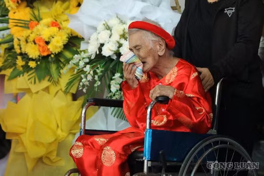 Mẹ liệt sĩ 104 tuổi xúc động đón con trai 'trở về'