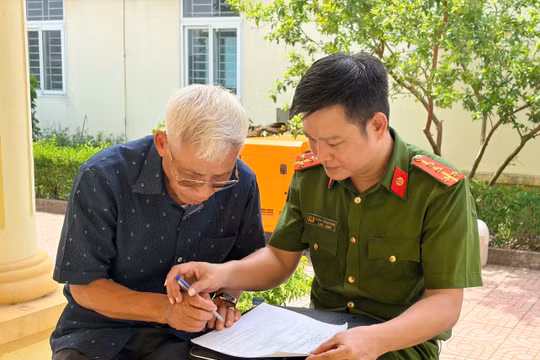Ông lão 75 tuổi đạp xe gần 800km tìm phần mộ hai anh trai liệt sỹ