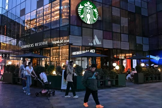 Starbucks Trung Quốc yêu cầu khách mua hàng mới được ngồi tại quán