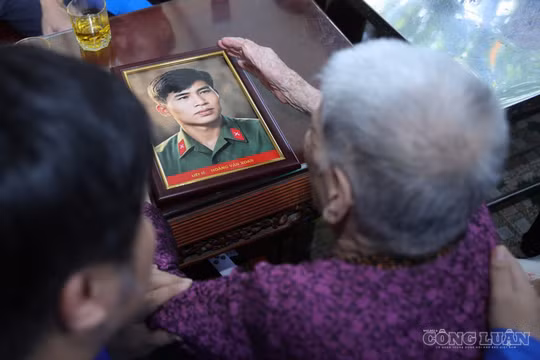 Mẹ Việt Nam Anh hùng òa khóc khi 'gặp lại' hai con liệt sĩ qua bức ảnh phục dựng