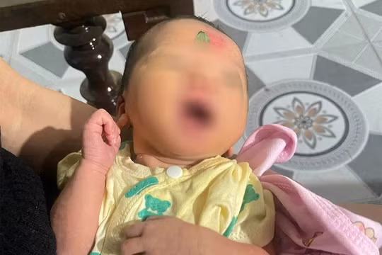 Bé gái sơ sinh bị để lại trước nhà đôi vợ chồng hiếm con