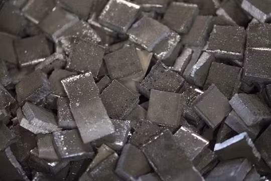 Giá kim loại sản xuất pin bứt phá khi thị trường rung lắc