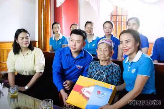 Ấm áp những bữa cơm tri ân lan tỏa đạo lý “uống nước nhớ nguồn”