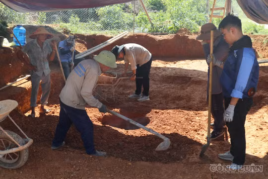 Đào đất làm hàng rào, người dân phát hiện ngôi mộ cổ chứa nhiều bảo vật