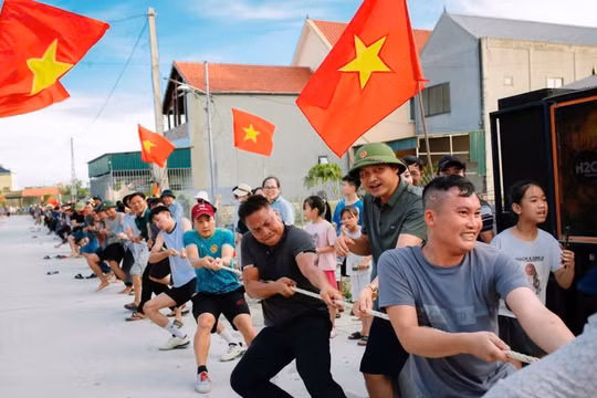 Trận kéo co thu hút gần 1.000 người dân mừng sáp nhập khối