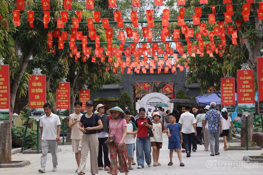 Dòng người muôn phương về thăm quê Bác dịp Tết Độc lập