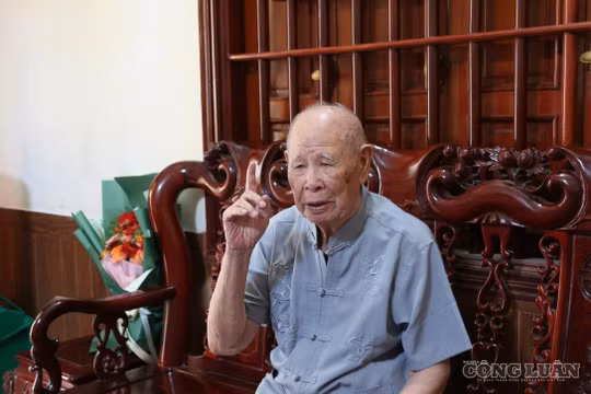 Tấm gương sáng của cụ ông 100 tuổi nhận Huy hiệu 80 năm tuổi Đảng