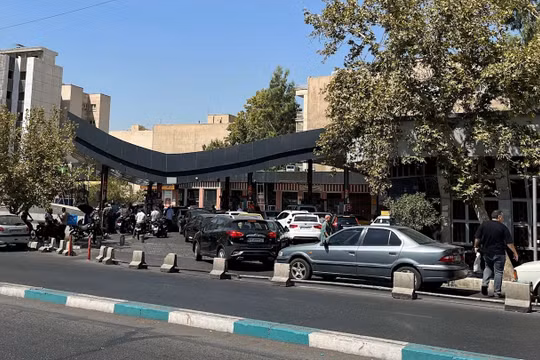 Người dân Iran xếp hàng mua xăng khi lệnh phong tỏa của Mỹ gây thiếu hụt nhiên liệu