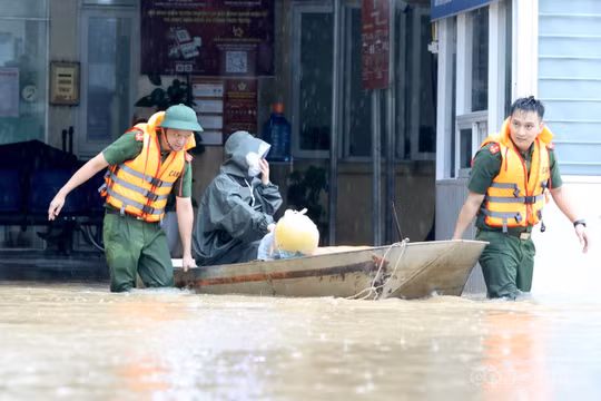 Trung tâm y tế ngập sâu, công an dùng thuyền hỗ trợ bệnh nhân