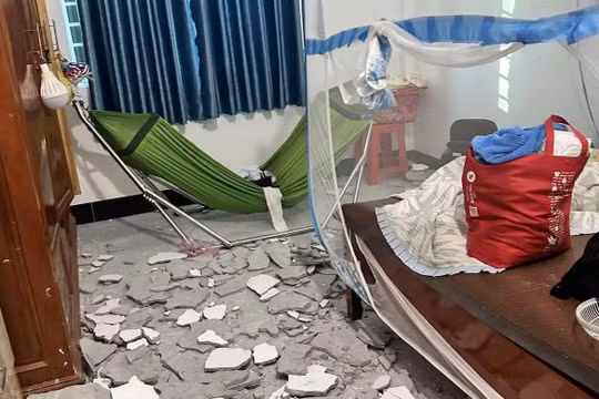 Đang ngủ, cháu bé bị mảng vữa trần nhà rơi trúng tử vong