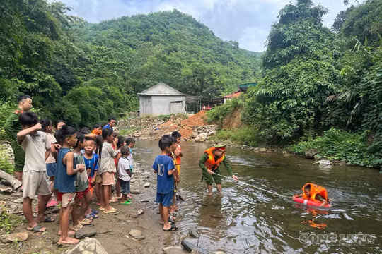 Chung sức dạy bơi miễn phí cho trẻ em
