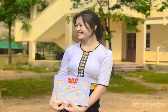 Đường đến giảng đường của nữ sinh Khơ Mú từng bỏ học