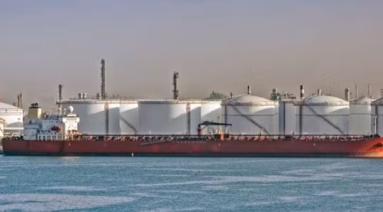 Tàu chở dầu xếp hàng cả tháng khi cảng Venezuela quá tải