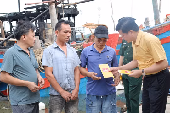 Nghệ An kịp thời thăm hỏi, hỗ trợ các gia đình sau vụ cháy 3 tàu cá