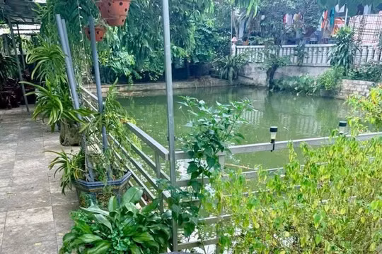Mẹ khóc ngất khi cùng lúc phát hiện hai con nhỏ đuối nước