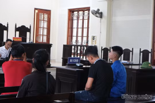 Nỗi lòng người cha ngậm ngùi tiễn con vào tù