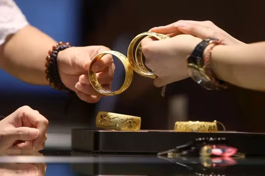Giá dầu tăng nóng, vàng chao đảo trước nỗi lo lãi suất