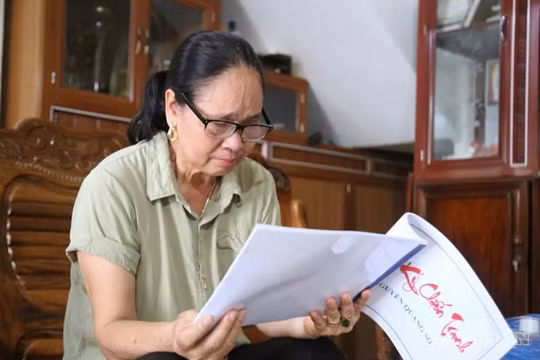 Nỗi xúc động nghẹn ngào của con gái liệt sĩ khi được “gặp cha” qua cuốn nhật ký