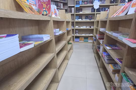 Sát ngày tựu trường, phụ huynh Nghệ An chạy khắp nơi “săn” sách giáo khoa